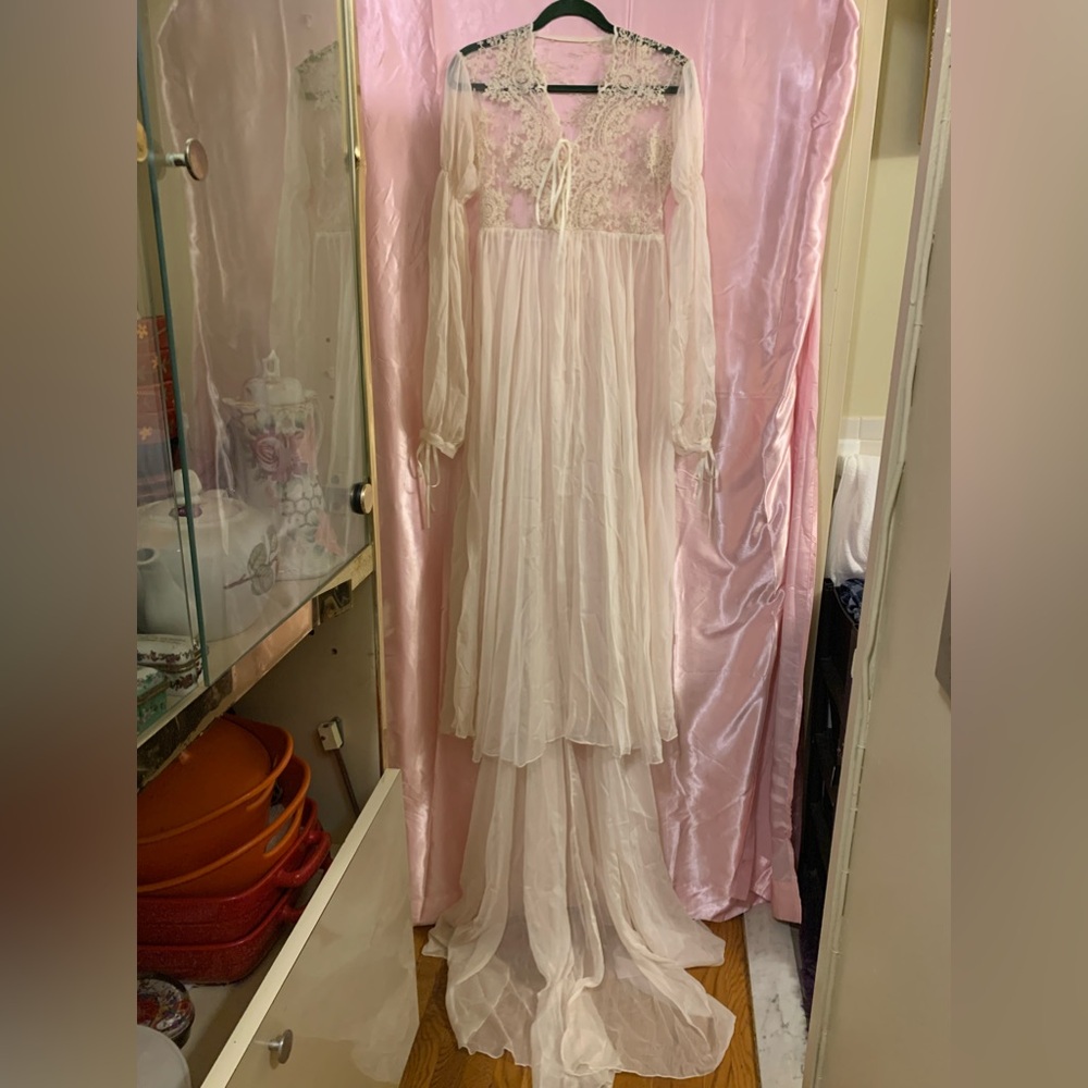 Elegant & Sexy Vintage lacy Wedding Bridal Long Sleeve Gown With Long Train